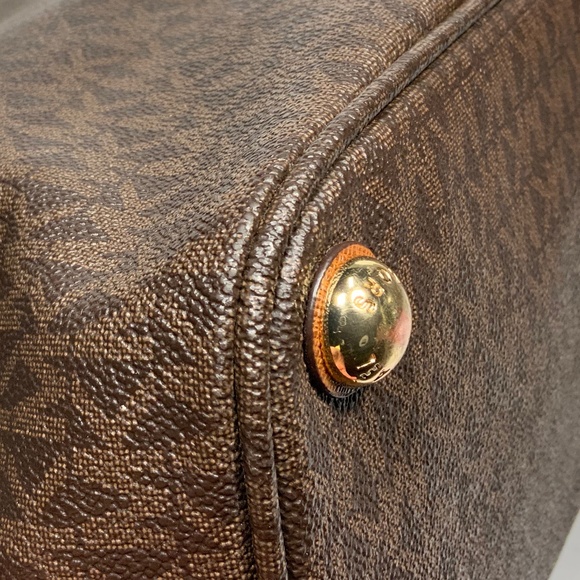 Michael Kors Jet Set Signature Bag - Picture 11 of 16